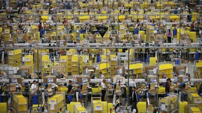 Посылки готовятся к отправке на складе Amazon 5 декабря 2014 года в Хемел-Хемпстеде, Англия. В преддверии Рождества Amazon переживает самое оживленное время года.