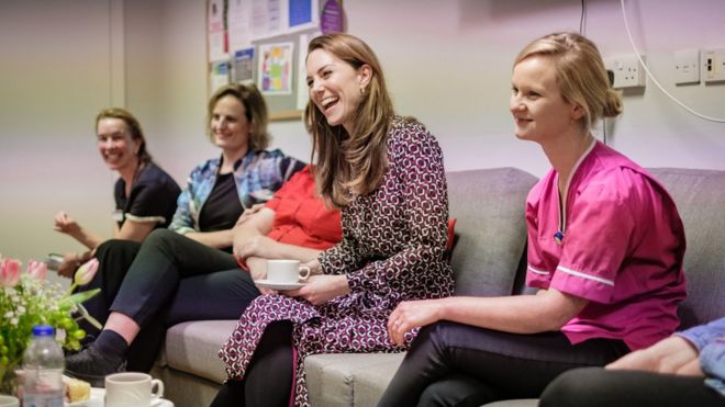 Герцогиня Кембриджская смеется вместе с персоналом родильного отделения больницы Кингстон