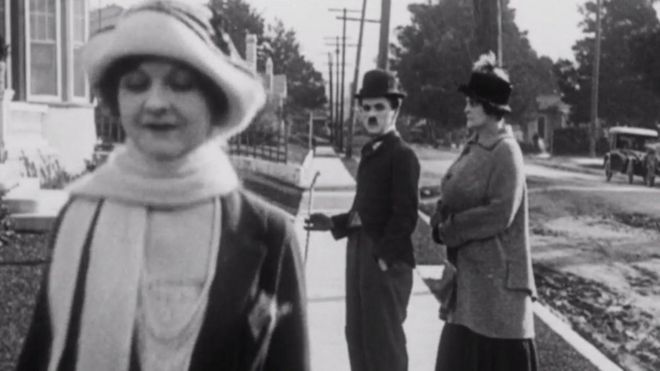Чарли Чаплин наблюдает, как мимо проходит женщина. Рядом с Чаплином то, что мы считаем его женой, сердито смотрит на него. Это визуально очень похоже на отвлеченный мем о парне, который был популярен в 2017 году.