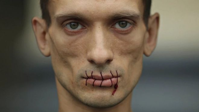 Петр Павленский сомкнул губы в знак протеста против ареста группы Pussy Riot
