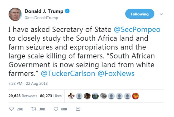Скриншот твита Дональда Трампа. Он гласит: «Я попросил госсекретаря @SecPompeo внимательно изучить конфискации и экспроприации земель и ферм в Южной Африке, а также крупномасштабные убийства фермеров. «Правительство Южной Африки в настоящее время захватывает землю у белых фермеров.
