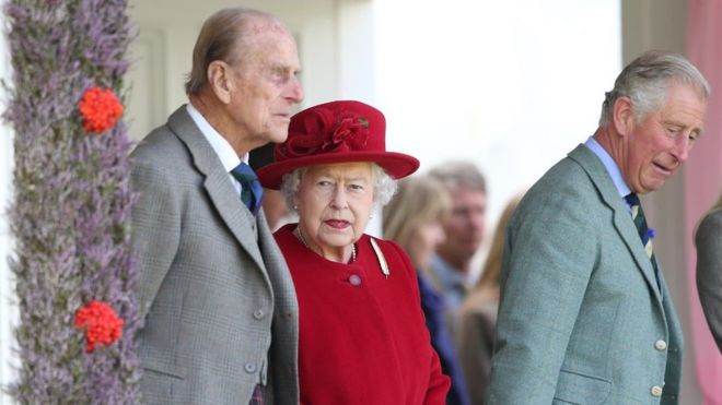 Королева, герцог Эдинбургский и принц Чарльз в Бремаре