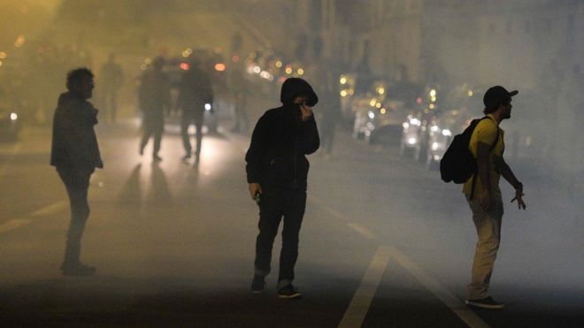 Протестующие стоят в дыму в Нант, Франция