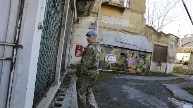 Солдат ООН проходит мимо заброшенного поста турецкой военной охраны в буферной зоне ООН, Зеленая линия