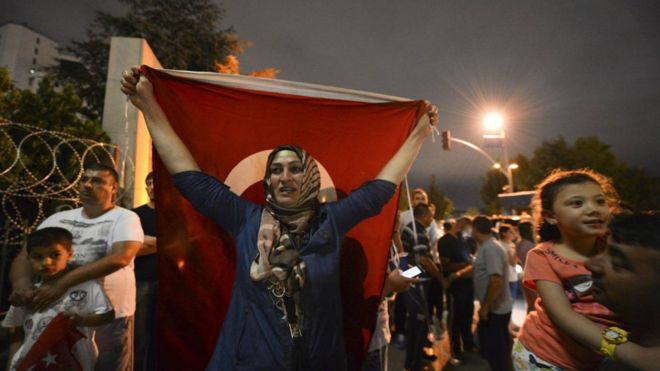 Проправительственные протестующие собираются возле штаб-квартиры газеты Hurriyet в Стамбуле. 8 сентября 2015