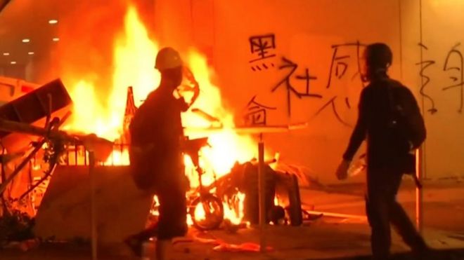 香港示威者在沙田警署外放火（5/8/2019）