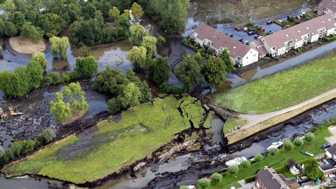 Снимок 2003 года, демонстрирующий наводнение в городе Вилнис, Нидерланды