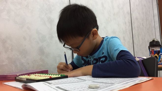 Criança pratica matemática