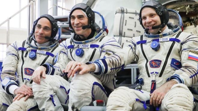 Nasa astronaut Christopher Cassidy (l), and cosmonauts Anatoly Ivanishin (c) and Ivan Vagner