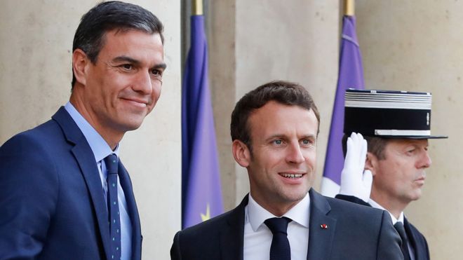 President Emmanuel Macron (C) with socialist Spanish PM Pedro SÃ¡nchez, 27 May 19