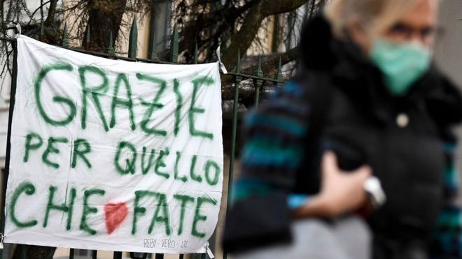 Letrero en tela fuera de emergencias en un hospital italiano que dice: Gracias por todo lo que hacen