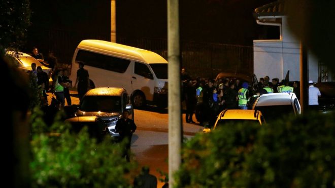 Полиция прибывает в дом бывшего премьер-министра Малайзии Наджиба Разака 16 мая 2018 года