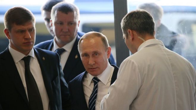 Vladimir Putin junto a sus guardias de seguridad
