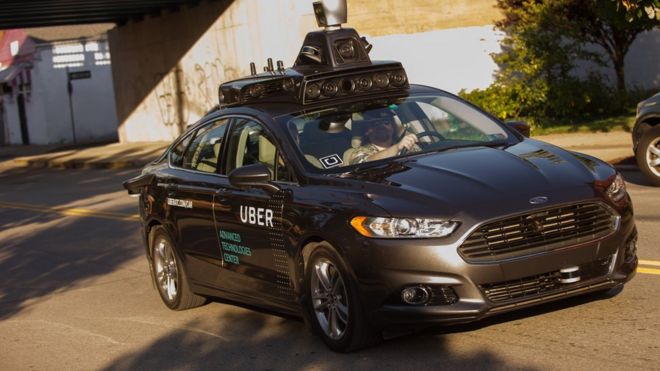 Un vehículo autónomo de Uber circula por las calles de Pittsburgh, Pensilvania