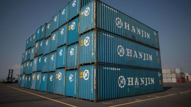 Штабелированные контейнеры на контейнерном терминале Hanjin Incheon в Сеуле