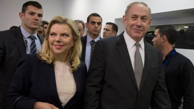 Премьер-министр Израиля Биньямин Нетаньяху и его жена Сара вошли в Тель-Авивский магистратский суд 14 марта 2017 года