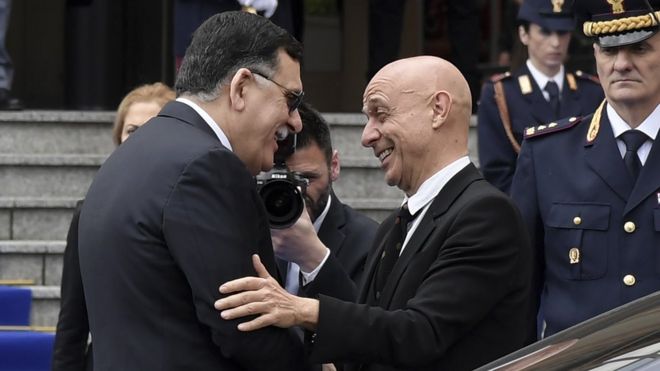 Марко Миннити (справа) приветствует премьер-министра Ливии Файеза аль-Сарраджа