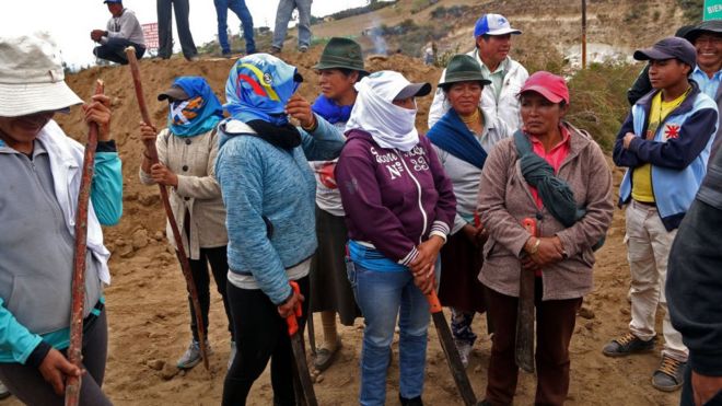 Manifestantes indígenas en Ecuador, armados con palos y machetes