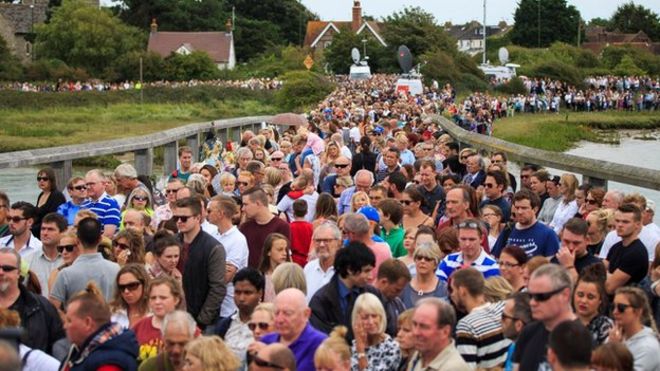 Скорбящие на мосту в Shoreham во время минут молчания