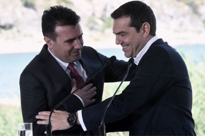 Премьер-министр Греции Алексис Ципрас (справа) и премьер-министр Македонии Зоран Заев 17 июня 2018 года
