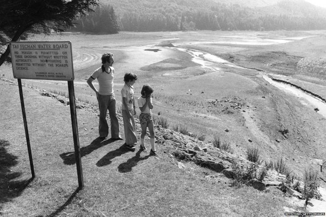 Жители смотрят на Pontsticill водохранилище в 1976 году