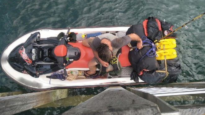Homem preso no jet-ski