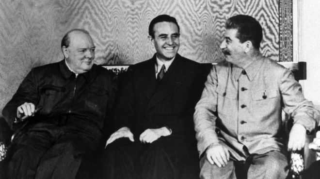O embaixador americano Averell Harriman, sentado entre Winston Churchill e Joseph Stalin, no Kremlin