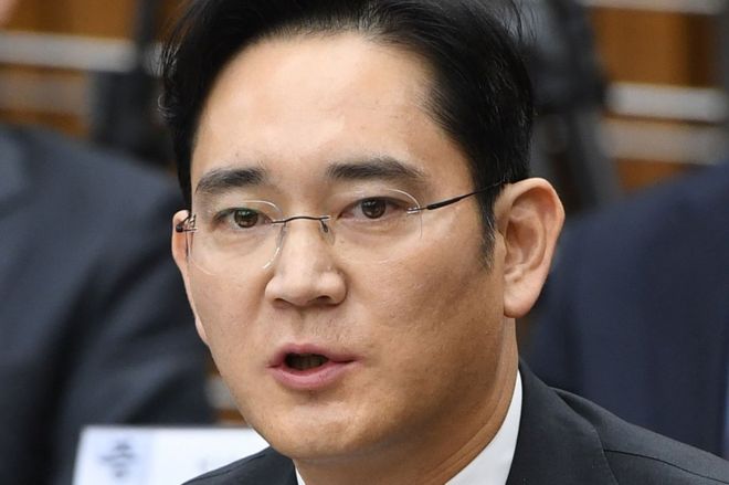 На этом снимке, сделанном 6 декабря 2016 года, видно, что наследник Samsung Group Ли Чже-Ён отвечает на вопрос во время парламентского расследования скандала, охватившего президента Пак Кын Хе в Национальном собрании в Сеуле.