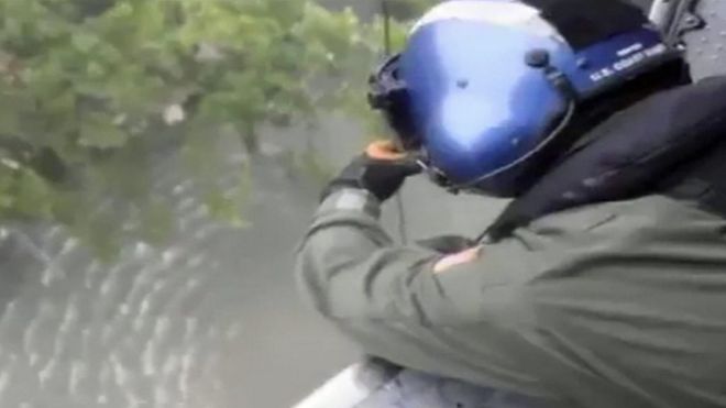 Rescatista en helicóptero en Houston