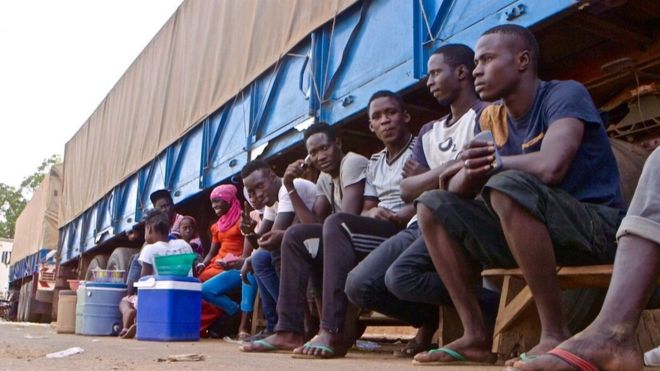 Люди на границе Сенегала и Гамбии