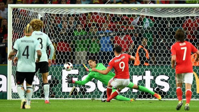 Нападающий Уэльса Хэл Робсон-Кану забивает гол Бельгии в четвертьфинале Евро-2016