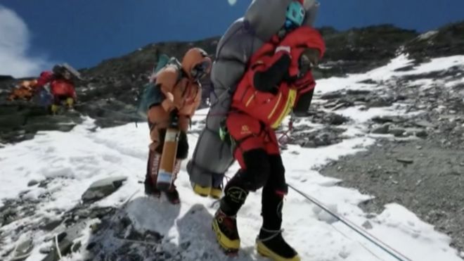 Снимак спасавања планинара из „зоне смрти” на Монт Евересту