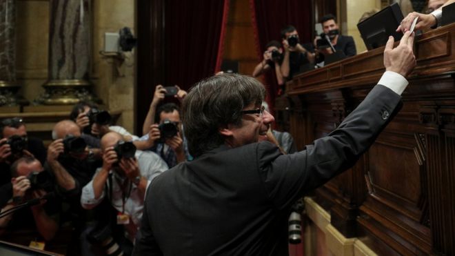 El presidente catalán, Carles Puigdemont, en el momento de depositar su voto.