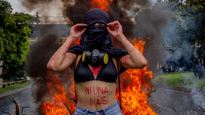 Una manifestante parada frente a una hoguera en Medellín, Colombia, el 18 de mayo de 2021