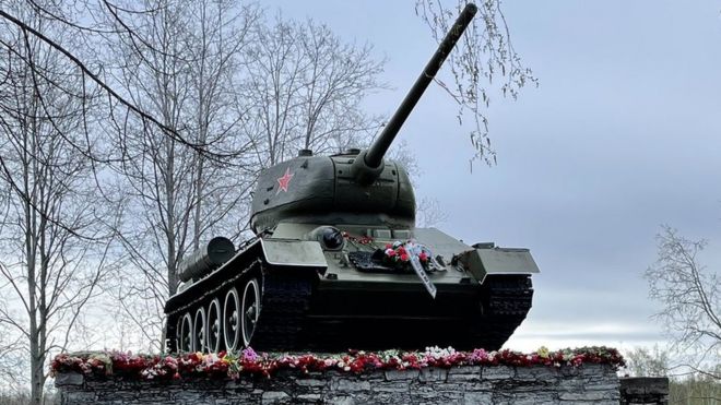 Un monumento con un tanque ruso de la Segunda Guerra Mundial en el lado estonio de la frontera en Narva.