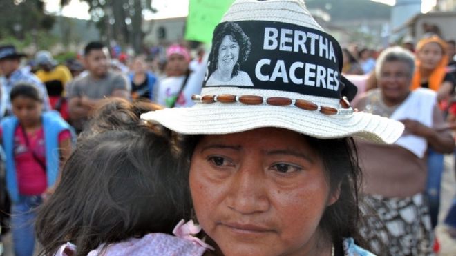 Этнические группы и организации проводят марш во время мирной акции протеста против убийства Берта Касереса, гондурасского активиста-эколога и лидера коренного народа ленка, в Ла-Эсперанса, Гондурас, 04 марта 2016 года