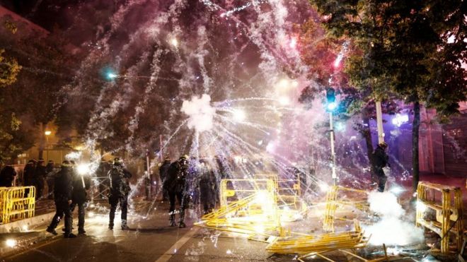 警官に射殺された少年の死を「暴力の正当化に利用」 仏大統領が抗議者を非難 BBCニュース