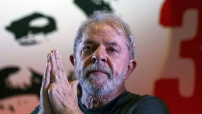 Lula olha para frente durante evento de militância