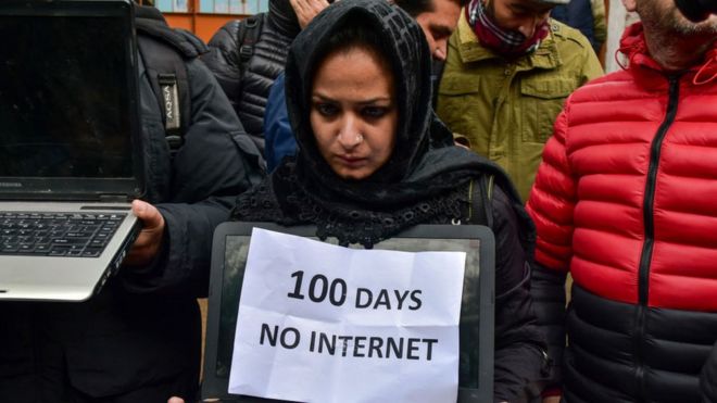 ইন্টারনেট বন্ধ রাখার প্রতিবাদ জানাচ্ছেন একদল কাশ্মীরি।