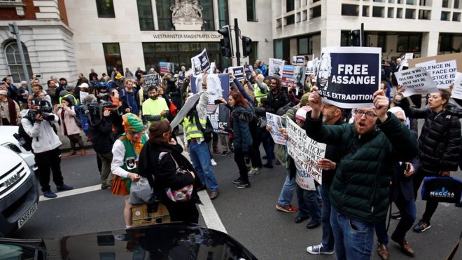 Демонстранты блокируют движение возле Вестминстерского магистратского суда