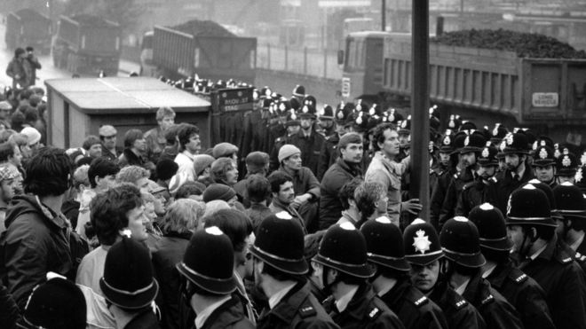 Полиция окружает группу бастующих шахтеров во время забастовки шахтеров 1984-85 гг.