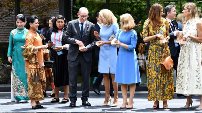 Филип Мэй с женами лидеров во время встречи G20 в Осаке, Япония