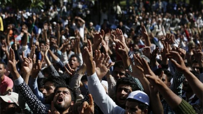 Кашмирские мусульмане выкрикивают лозунги за свободу, присутствуя на похоронной процессии 11-летнего Насира Шафи Кас в деревне Нью-Тид в районе Харван на окраине Сринагара, Индия, 17 сентября 2016 года