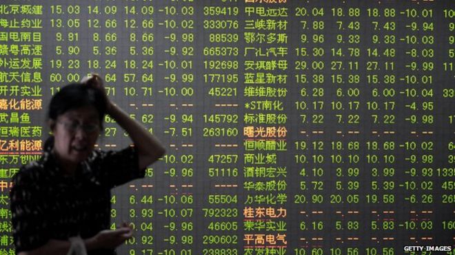 Инвестор реагирует перед экраном, показывающим движения фондового рынка в Ханчжоу, восточный Китай