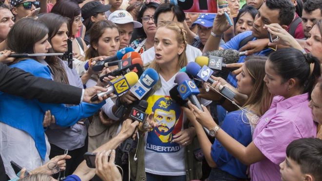 Лилиан Тинтори разговаривает с прессой в Каракасе, 16 июля 2017 года