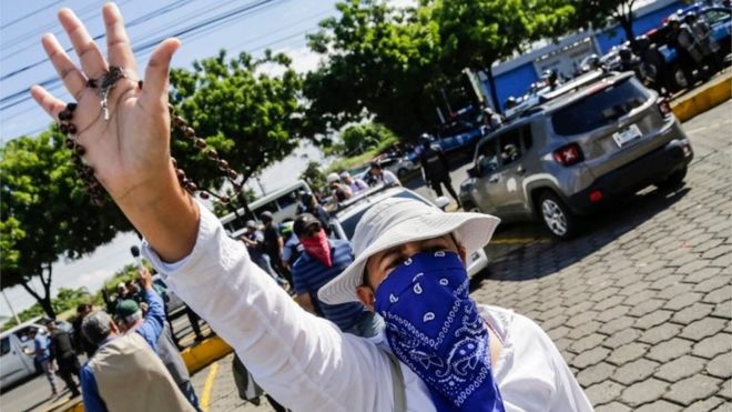 Демонстрант принимает участие в акции протеста против правительства президента Даниэля Ортеги в Манагуа 14 октября
