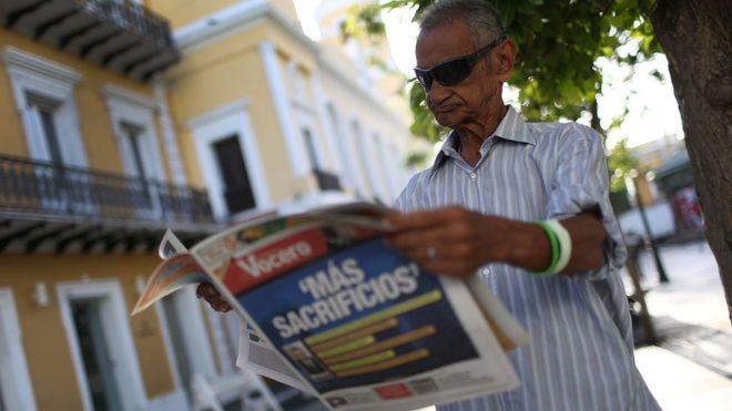 Мужчина читает газету в Пуэрто-Рико