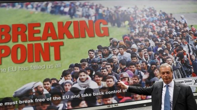 Найджел Фараж стоит перед плакатом во время референдума ЕС