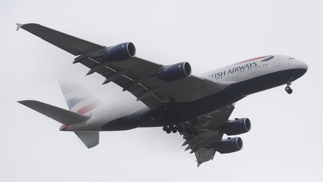 Аэробус British Airways A380 проникает сквозь туман и приземляется в аэропорту Хитроу.