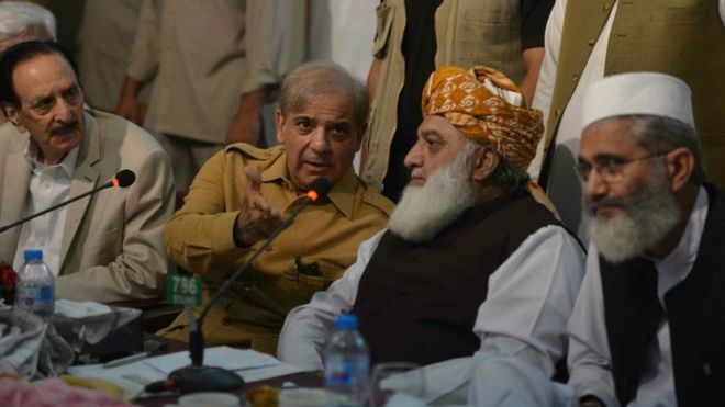 Лидер пакистанской оппозиции Маулана Фазалур Рехман (2-й справа) и Шахбаз Шариф (2-й слева), младший брат Наваза Шарифа, принимают участие во Всепартийной конференции в Исламабаде 27 июля 2018 года